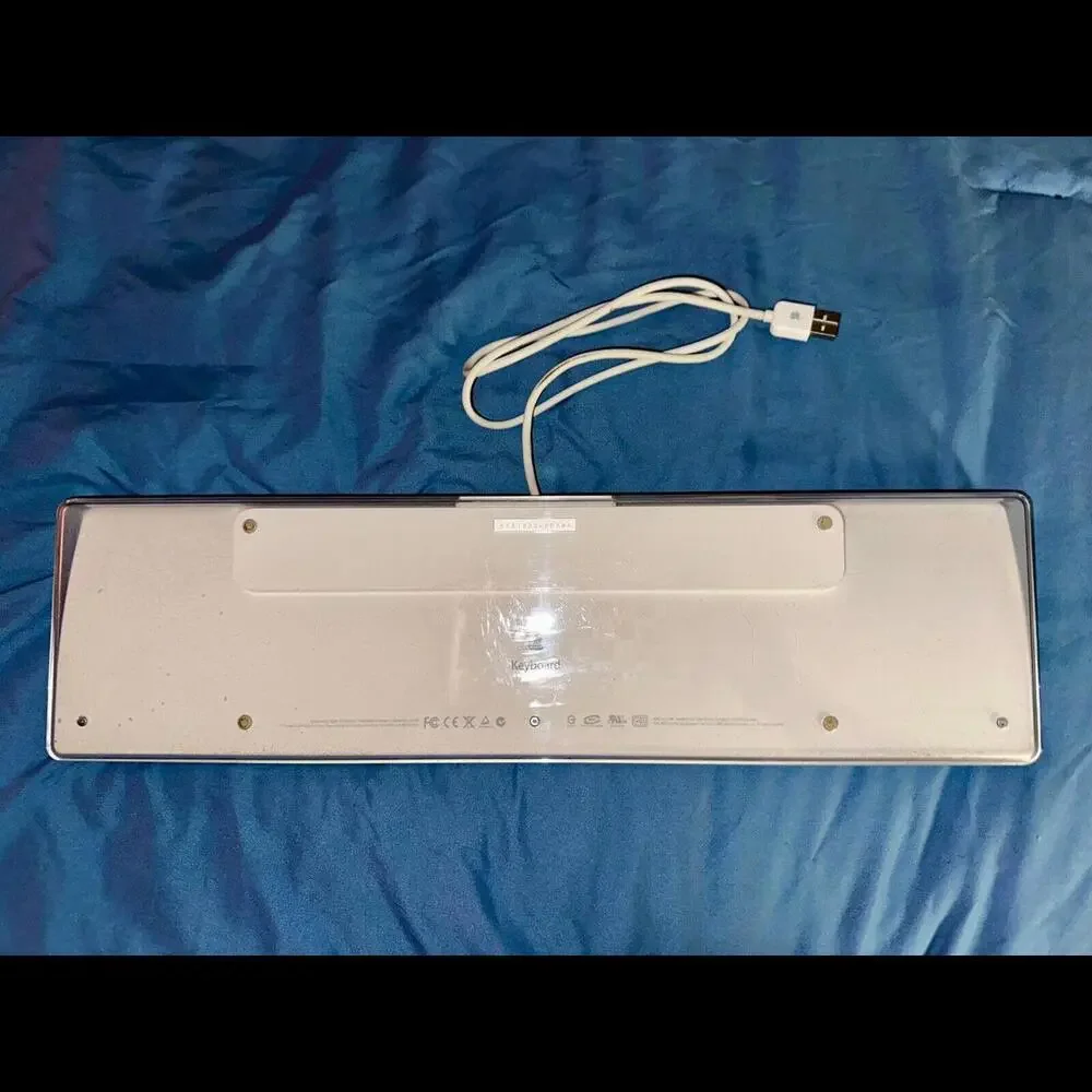 2005 Genuine Apple A1048 USB Wired Keyboard White with 2 USB Ports *Tested*